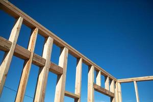 résumé de la charpente de la maison en bois sur le chantier de construction photo