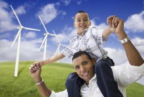 heureux père et fils hispanique avec éolienne photo