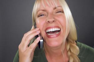 femme blonde joyeuse utilisant un téléphone portable photo