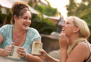 copines profiter d'une conversation photo