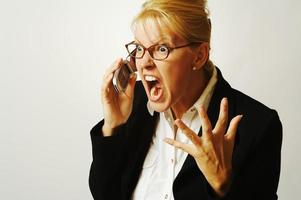 femme d'affaires en colère sur téléphone portable photo