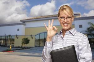 femme d'affaires devant un immeuble de bureaux vacant photo