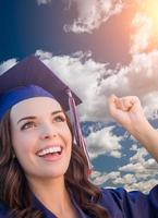 heureux, diplômé, race mélangée, femme, dans, casquette, et, robe photo