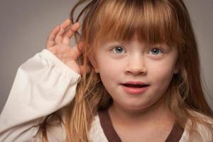 portrait amusant d'une adorable fille aux cheveux rouges sur gris photo