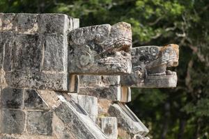 sculptures de proue de jaguar maya sur le site archéologique de chichen itza, mexique photo