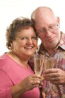 heureux couple de personnes âgées portant un toast photo