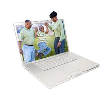 heureuse famille afro-américaine dans un ordinateur portable photo