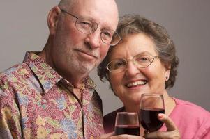 heureux couple de personnes âgées portant un toast photo