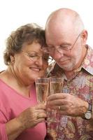 heureux couple de personnes âgées portant un toast photo