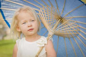 mignon, petite fille, tenue, parasol, dehors, à, parc photo