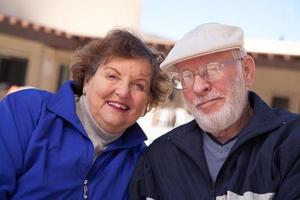 Happy senior adult couple emmitouflé à l'extérieur photo