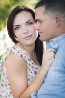 portrait de couple romantique de race mixte dans le parc photo