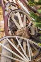 abstrait de roues de wagon en bois antique vintage. photo