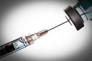 Aiguille de seringue médicale et flacon de vaccin sur fond blanc photo