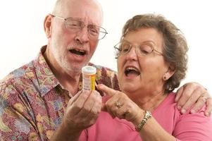 couple de personnes âgées avec bouteille de prescription photo