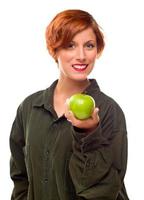 jolie jeune femme tenant une pomme verte photo