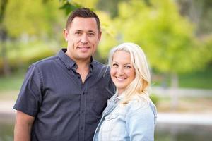 portrait de jeune couple caucasien dans le parc photo