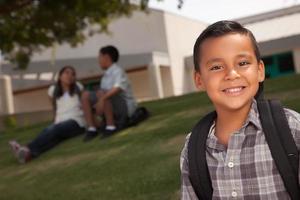 heureux jeune garçon hispanique prêt pour l'école photo