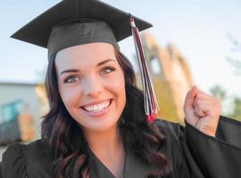 heureux, diplômé, race mélangée, femme, dans, casquette, et, robe photo