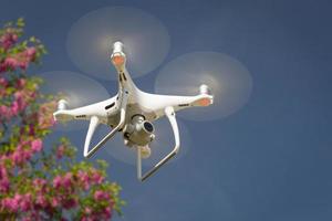 drone quadricoptère de système d'avion sans pilote dans les airs. photo
