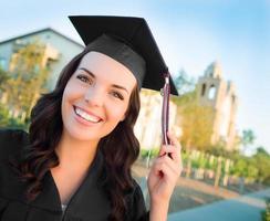 heureux, diplômé, race mélangée, femme, dans, casquette, et, robe photo