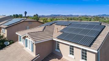 panneaux solaires installés sur le toit d'une grande maison photo