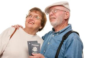 heureux couple de personnes âgées avec passeports et sacs photo