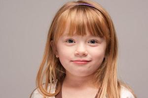 portrait d'une adorable fille aux cheveux rouges photo