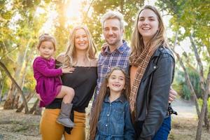 membres de la famille de race mixte s'amusant à l'extérieur photo