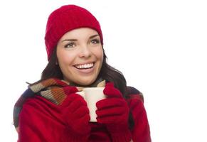 femme de race mixte portant des mitaines tient une tasse ressemble à côté photo