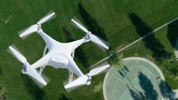 système d'aéronef sans pilote uav drone quadcopter dans l'air au-dessus d'un parc. photo