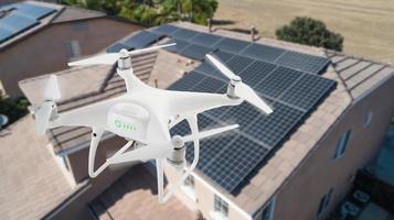 drone uav inspectant des panneaux solaires sur une grande maison photo