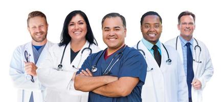 groupe de médecins féminins et masculins de race mixte isolés sur blanc photo
