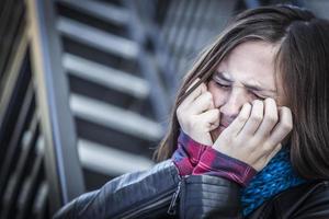 jeune adolescente qui pleure dans l'escalier photo