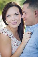 portrait de couple romantique de race mixte dans le parc photo