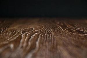 surface de fond en bois avec une faible profondeur de champ passant au noir. photo