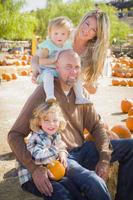 joli portrait de famille au champ de citrouilles photo