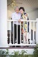 séduisant couple chinois profitant de leur maison photo