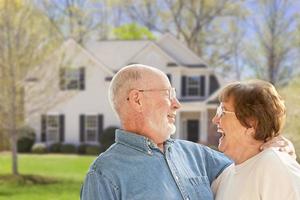 heureux couple de personnes âgées dans la cour avant de la maison photo