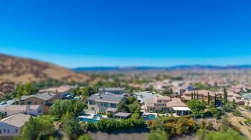 vue aérienne du quartier peuplé de maisons avec flou d'inclinaison photo