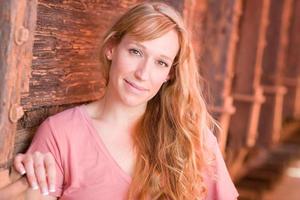 portrait en plein air d'une jeune femme adulte aux yeux bruns. photo