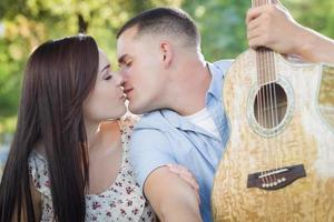 portrait de couple mixte avec guitare dans le parc photo