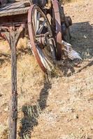 abstrait de wagons et de roues en bois antiques vintage. photo