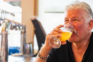 bel homme dégustant un verre de bière micro-brasserie photo