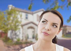 femme métisse réfléchie devant la maison photo