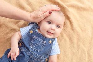 Happy mixed race baby boy portant sur couverture photo