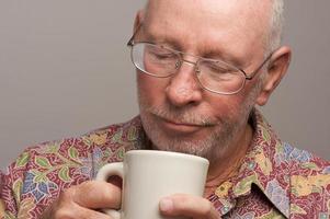un homme âgé savoure son café photo