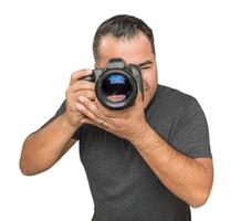 beau jeune homme hispanique avec appareil photo reflex numérique isolé sur fond blanc.