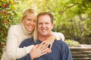 Heureux couple caucasien attrayant dans le parc photo