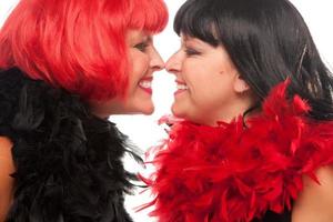 femmes aux cheveux rouges et noirs se souriant photo